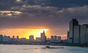 黄昏夕阳余晖城市风光摄影高清图片