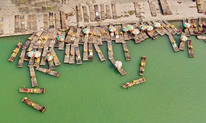 水岸码头竹筏航拍视角摄影高清图片