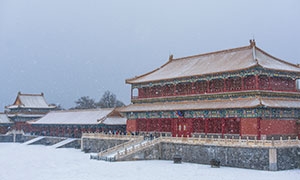 在纷纷雪花中的紫禁城宫殿摄影图片