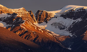 黃昏時(shí)分白雪高山風(fēng)光攝影高清圖片