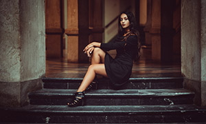 坐在台阶上的黑衣美女摄影高清图片