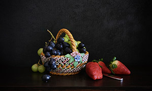 葡萄草莓與果籃等特寫攝影高清圖片