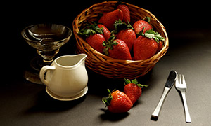 刀叉與新鮮的草莓特寫攝影高清圖片