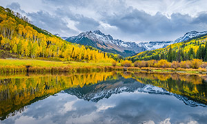 高山湖泊層林盡染秋日美景攝影圖片