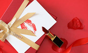 禮物盒上的卡片與口紅攝影高清圖片