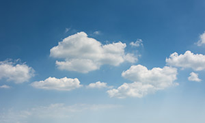 空中似朵朵棉花的白云攝影高清圖片