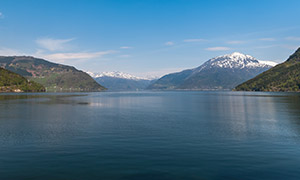 藍天湖泊與遠處的雪山攝影高清圖片