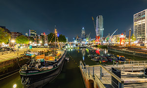 荷兰鹿特丹的船坞码头夜景摄影图片