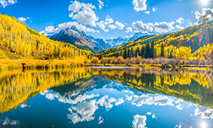 秋天层林尽染湖光山色美景摄影图片