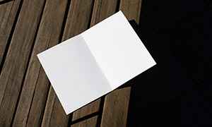 木板上的A5折頁展示樣機模板源文件