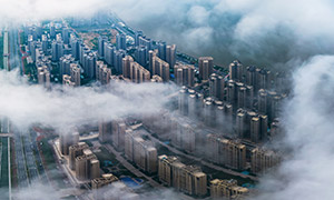 笼罩云雾中的住宅小区摄影高清图片