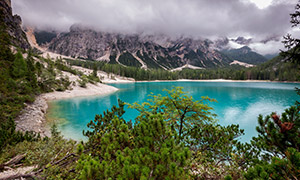 意大利布萊埃斯湖碧水群山風(fēng)景圖片