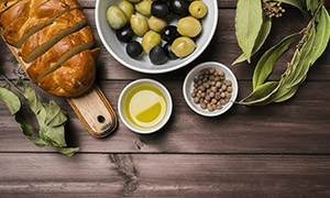 橄欖油與切開的面包等特寫攝影圖片