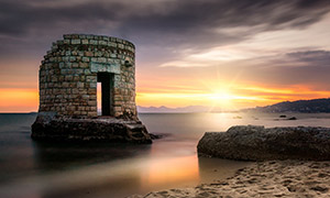 海岸城堡遺址景觀逆光攝影高清圖片