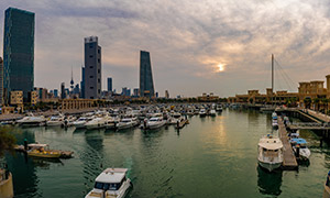城市建筑与停靠码头的游艇摄影图片