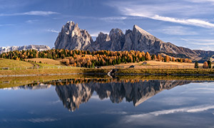意大利多洛米蒂山脉与湖泊摄影图片