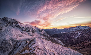 霞光映照下的多洛米蒂山脉摄影图片