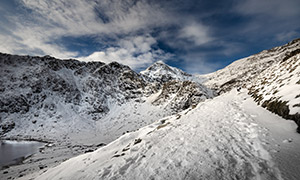 被皑皑白雪覆盖的山峦摄影高清图片