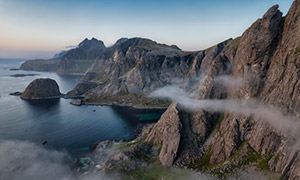 云雾缭绕挪威群岛风光摄影高清图片