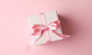 粉色丝带包装的礼物盒摄影高清图片