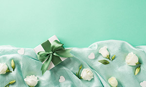 白色花朵与精心包装的礼物摄影图片