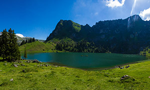 大山湖泊與青青的草地攝影高清圖片
