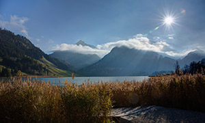 湖泊与云雾缭绕的群山摄影高清图片
