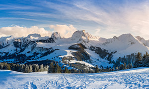 藍天白云皚皚雪山全景攝影高清圖片