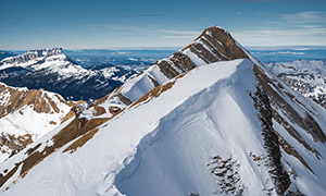 高聳入云霄的險峻雪山攝影高清圖片
