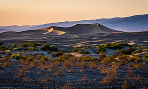 荒漠与连绵的群山全景摄影高清图片