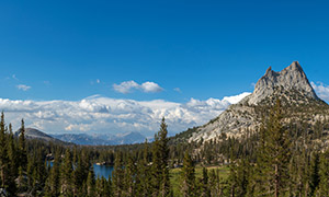 藍天白云湖泊與山間的樹木攝影圖片