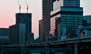 晚霞映照中的城市高楼摄影高清图片