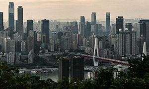 重庆大桥与林立的高楼大厦摄影图片