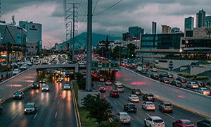 繁忙的城市交通晚高峰摄影高清图片