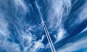 空中拖尾轨迹飞机仰拍摄影高清图片