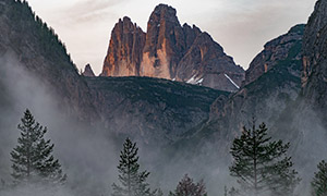山間霧氣氤氳自然美景攝影高清圖片