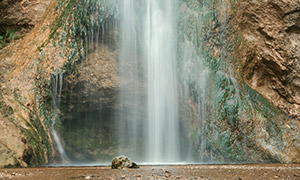 山洞峭壁前的瀑布景觀攝影高清圖片