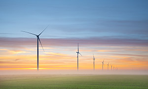 黄昏霞光中的风电设施摄影高清图片