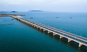 大海上的跨海公路大桥摄影高清图片
