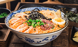 日式美食章魚大蝦海鮮拉面攝影圖片