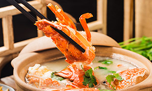 砂鍋里的美味龍蝦海鮮粥攝影高清圖
