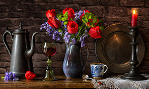 紅酒蠟燭與鮮花等特寫攝影高清圖片