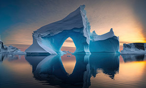 海面上的冰山自然风光摄影高清图片