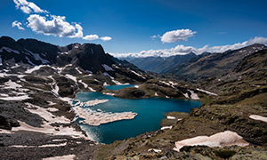 西班牙加泰罗尼亚高山湖泊风景图片