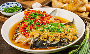 圆盘上的双椒鱼头美食摄影高清图片