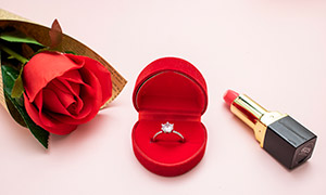 口红戒指与一只玫瑰花摄影高清图片