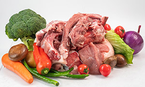 西兰花西红柿与猪肉等食材摄影图片