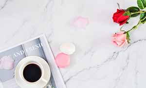 玫瑰花饼干与一杯咖啡摄影高清图片