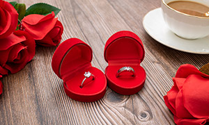 戒指首饰盒与红色玫瑰布花摄影图片