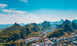 蓝天下的桂林群山和城市摄影图片